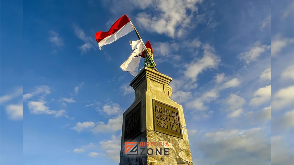 Gunung Lawu: Tempat Suci dengan Pemandangan Spektakuler