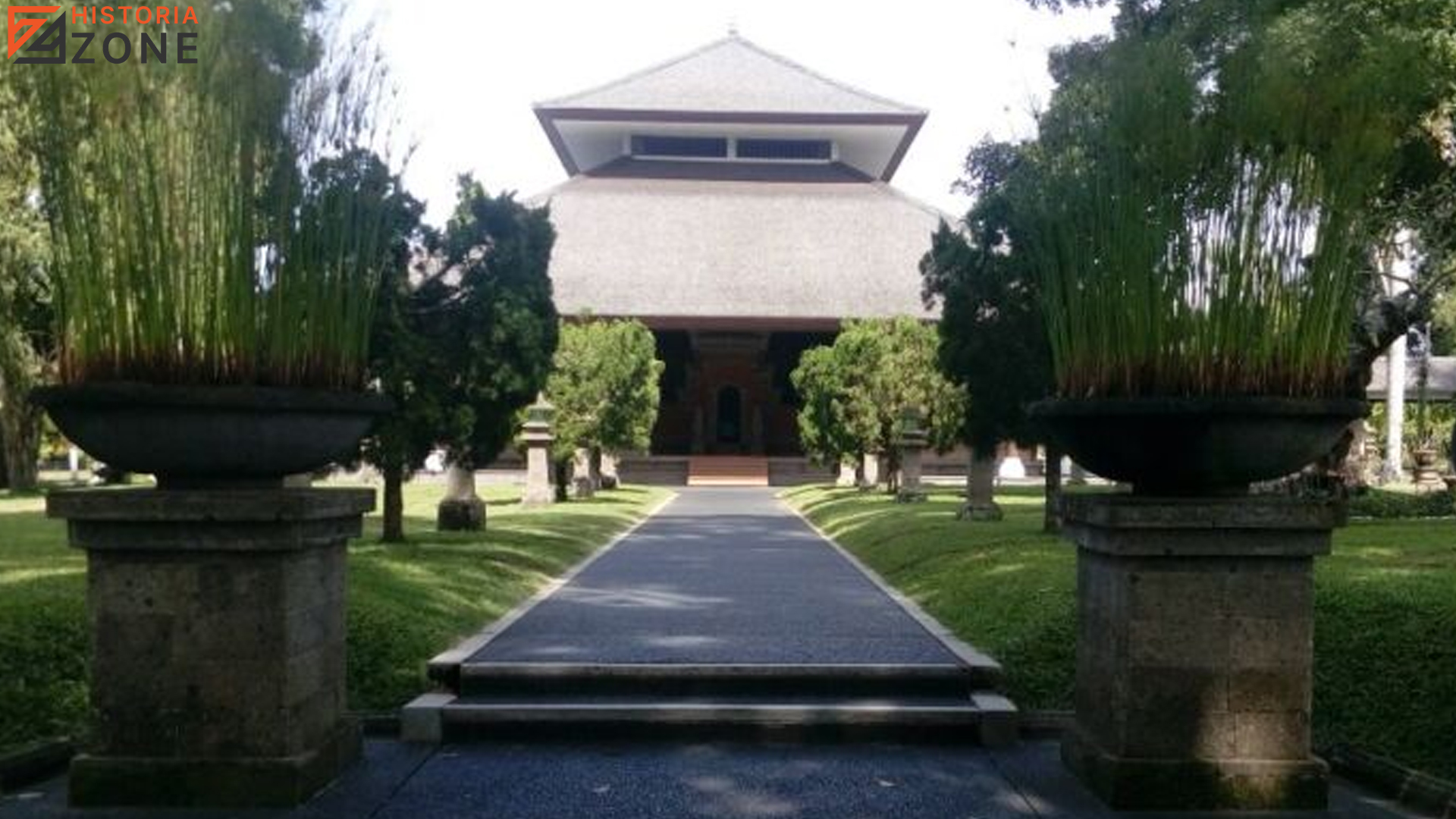 Mengenal Sejarah dan Keindahan Istana Tampaksiring di Bali