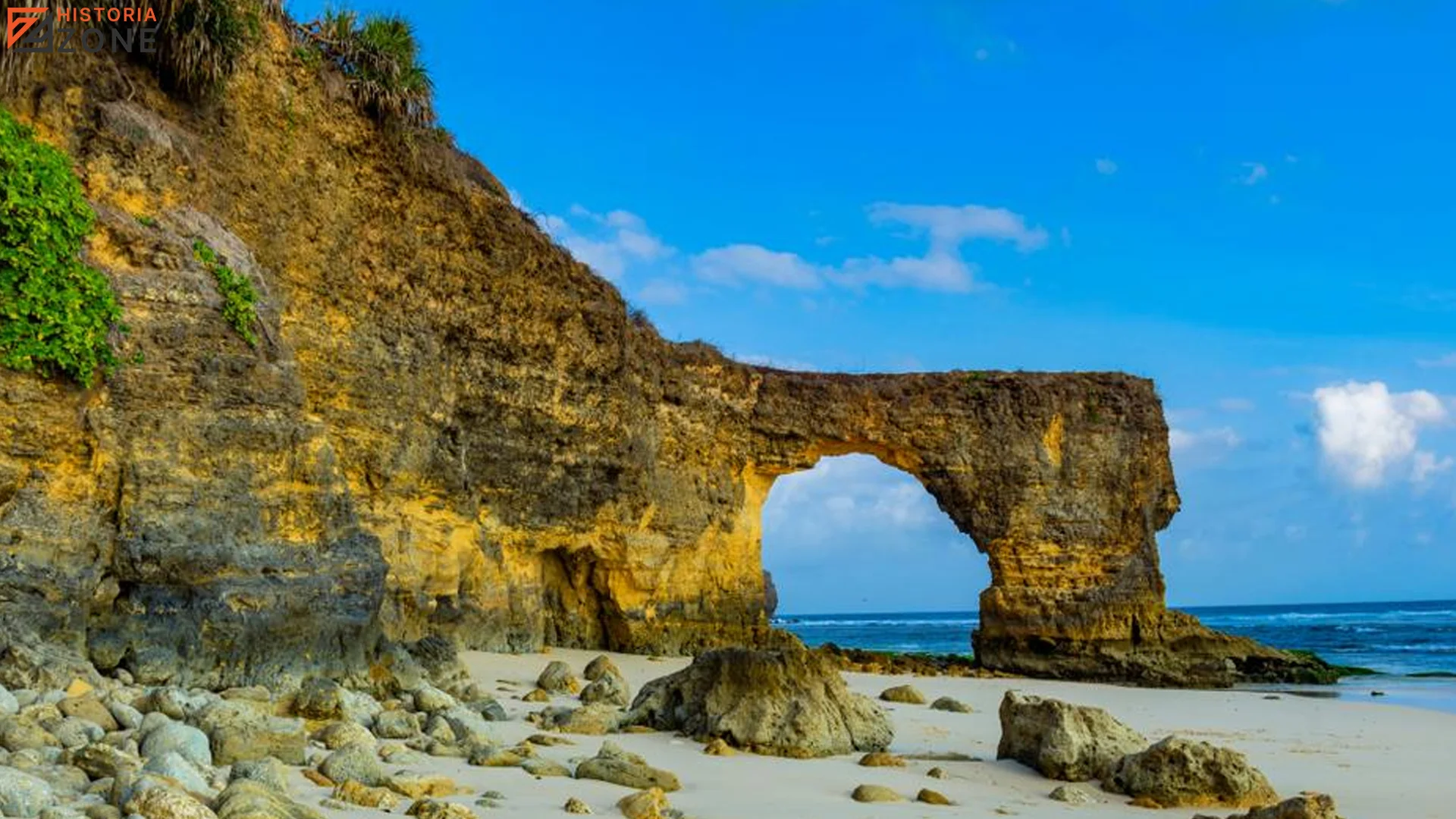 Sejarah Super Pantai Batu Bolong 4 Cerita Legenda dan Budaya Lokal Bali