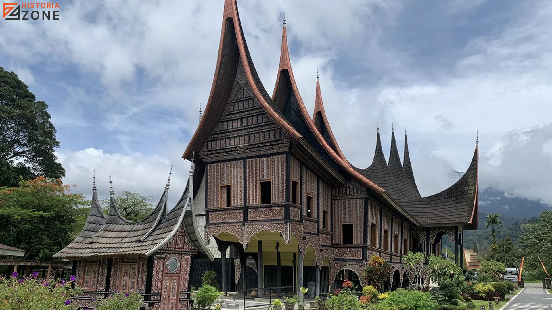 Museum Bustanil Arifin Padang Panjang dengan arsitektur Minangkabau dan koleksi budaya sejarah