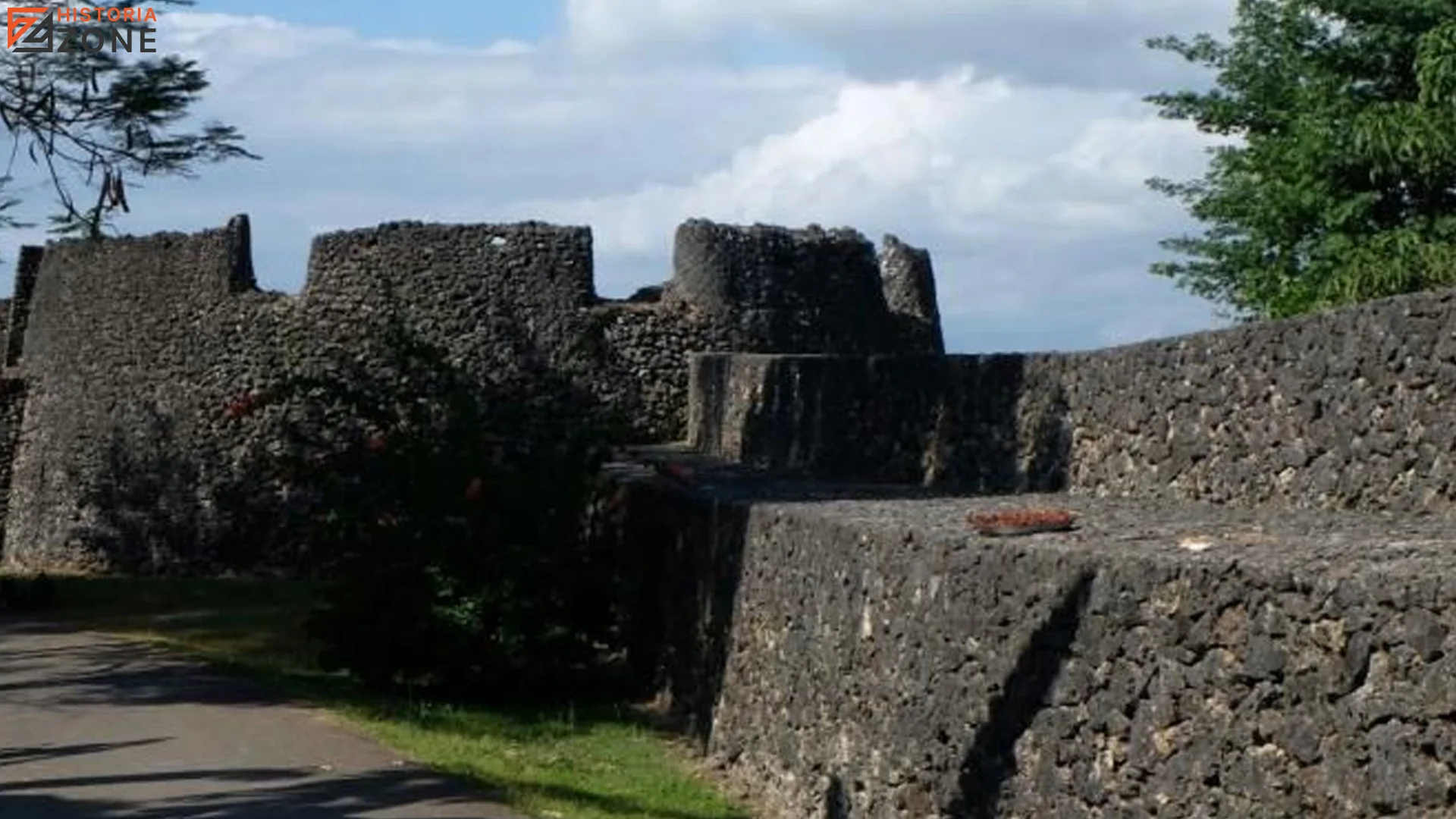 Pemandangan Benteng Kesultanan Buton Dari Atas Dengan Struktur Batu Karang Luas Dan Panorama Kota Baubau