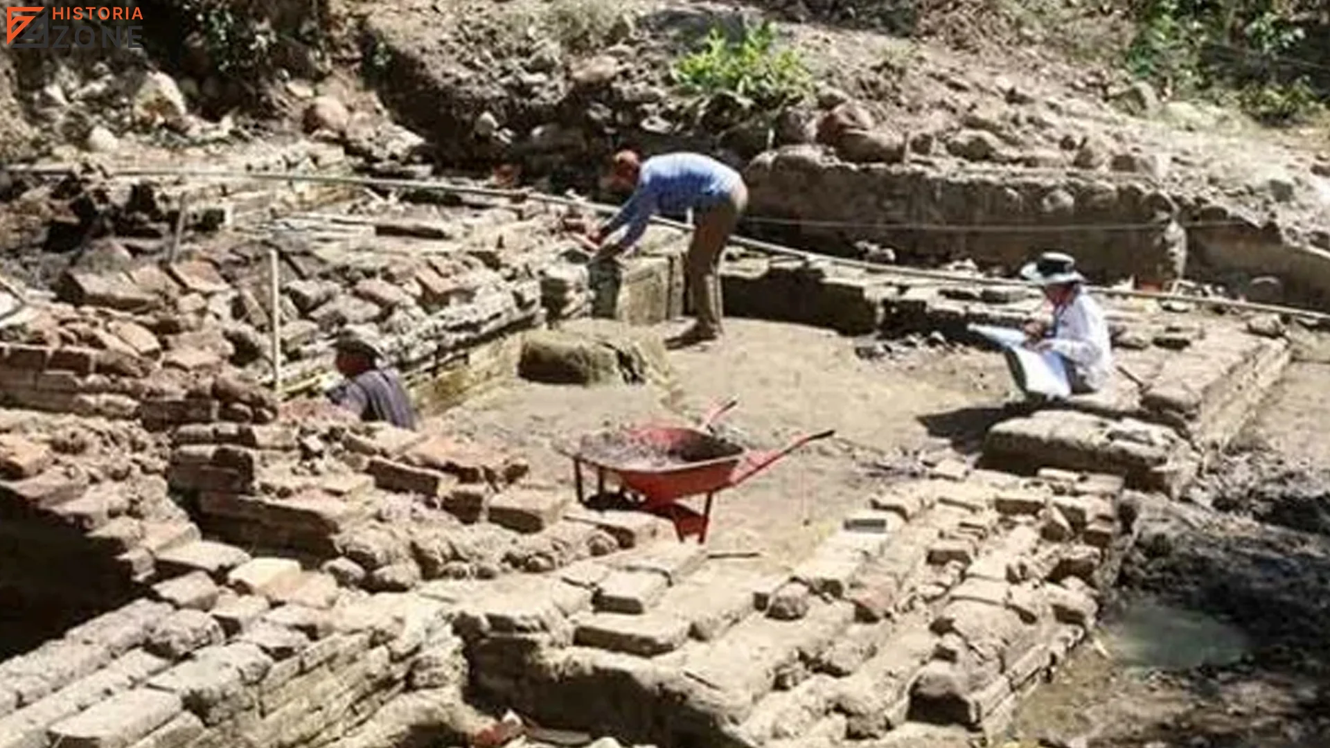 Petirtaan Candi Klotok Kediri dengan Struktur Batu Kuno Asimetris