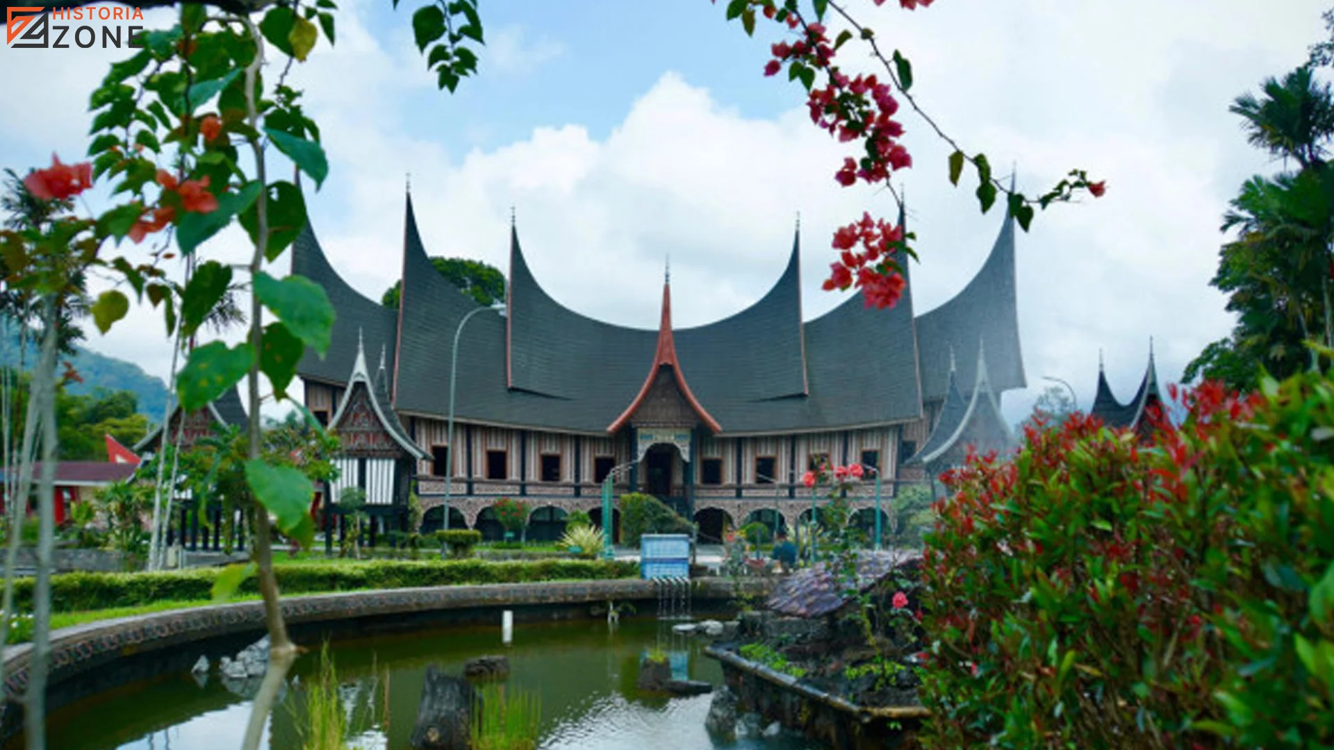 Museum Bustanil Arifin Padang Panjang dengan arsitektur Minangkabau dan koleksi budaya sejarah
