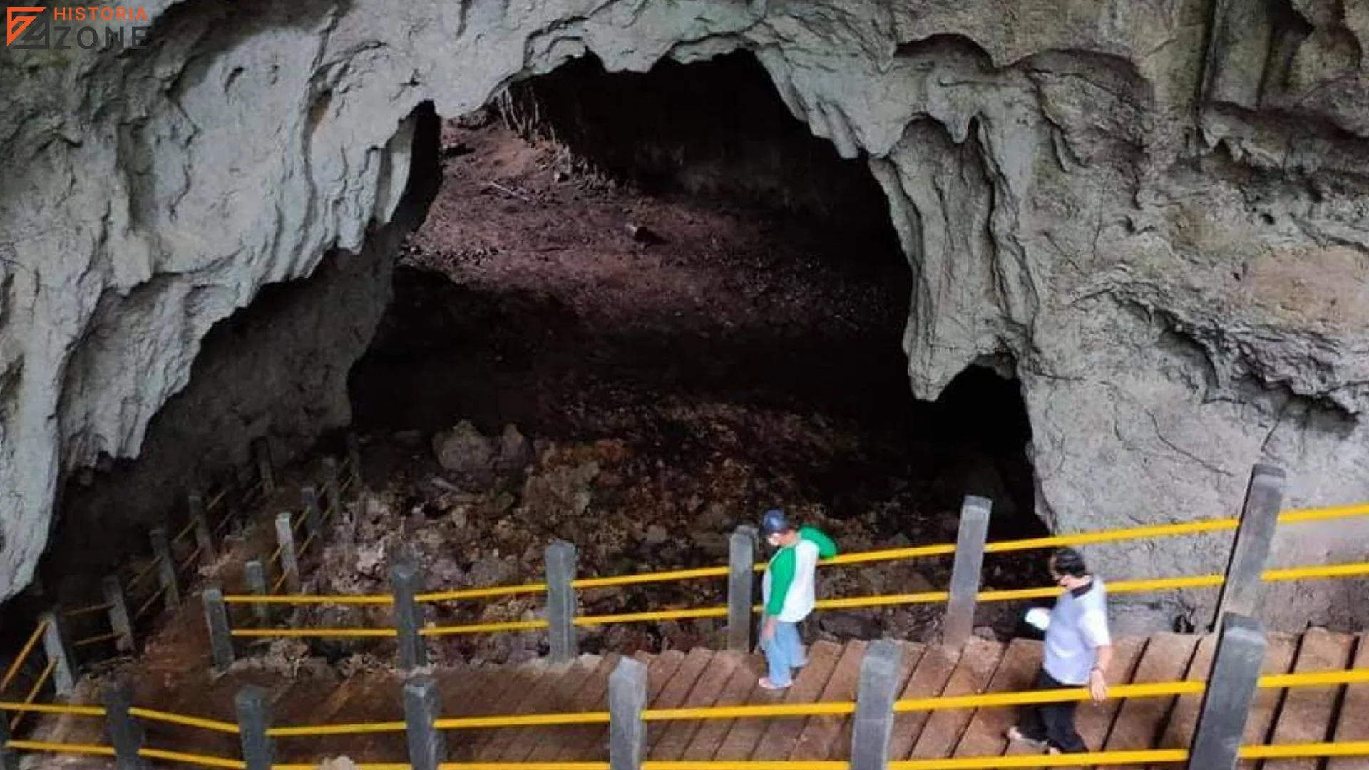 Goa Jepang Biak Numfor Peninggalan Perang Dunia II di Papua Dengan Lorong Batu Alami Dan Suasana Hutan Tropis