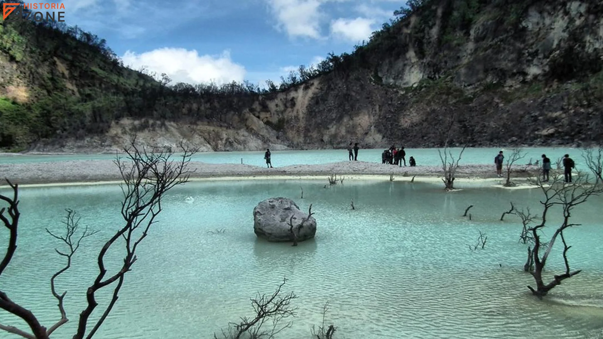 Gunung Tangkuban Perahu dengan kawah aktif di Jawa Barat yang terkait legenda Sangkuriang