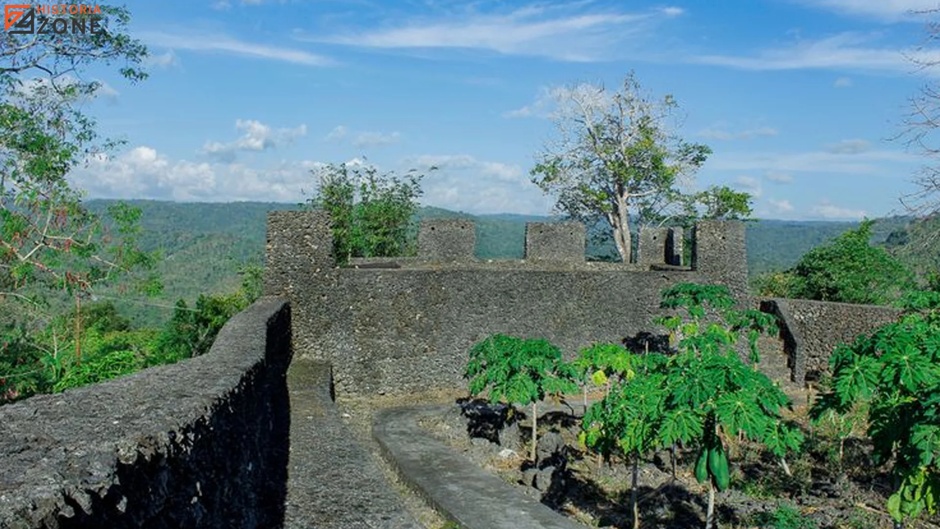 Pemandangan Benteng Kesultanan Buton Dari Atas Dengan Struktur Batu Karang Luas Dan Panorama Kota Baubau