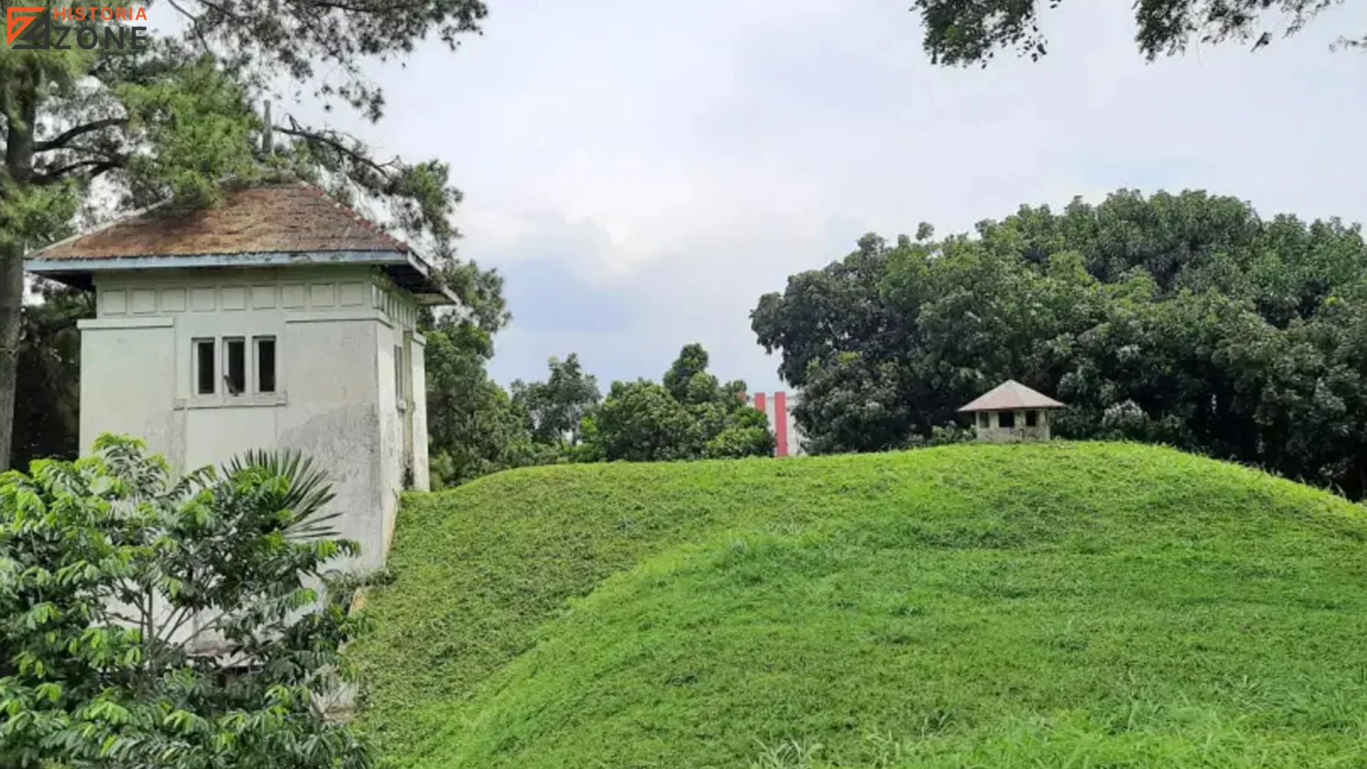 Kondisi Mata Air Cikendi Bandung yang mulai terabaikan di area hutan