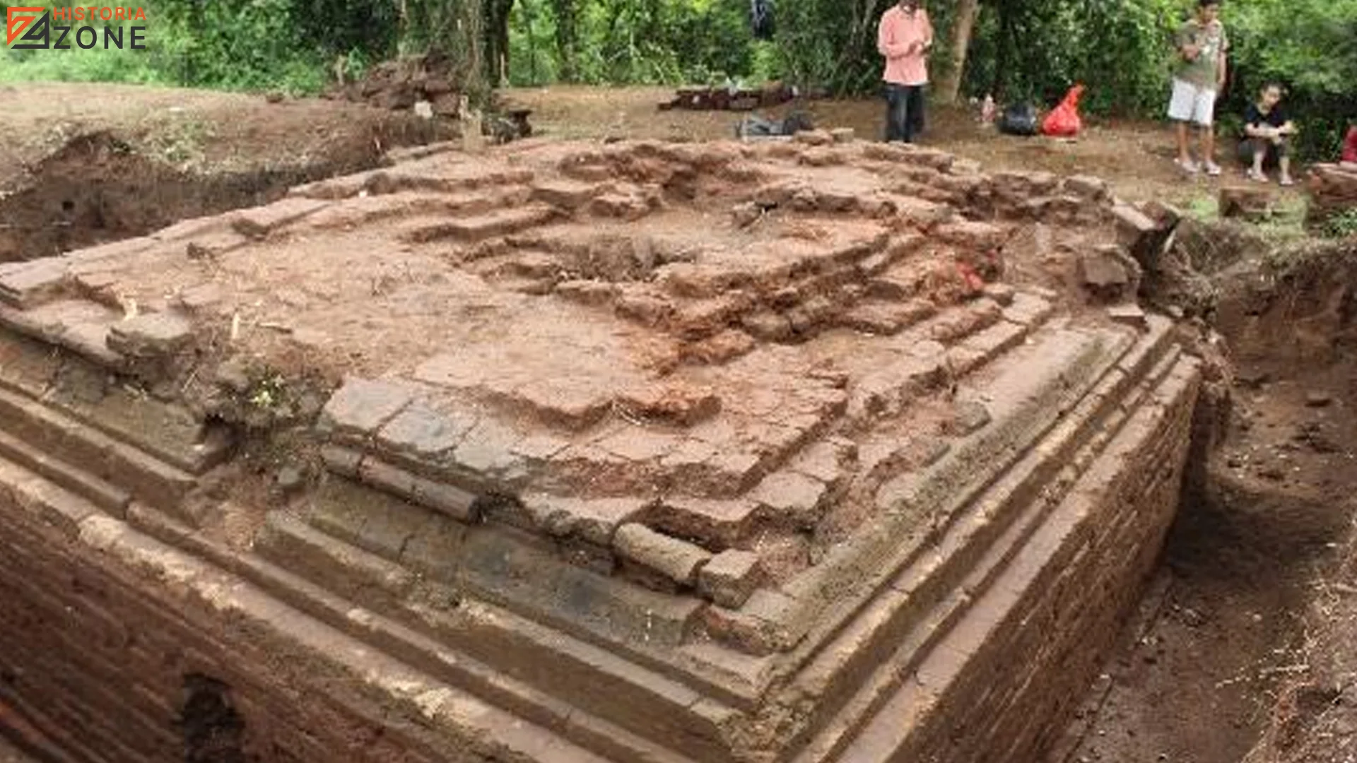 Petirtaan Candi Klotok Kediri dengan Struktur Batu Kuno Asimetris